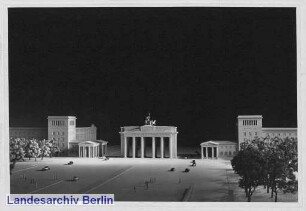 [Modellfotos zum Umbau des Brandenburger Tores mit freigelegtem Tor]