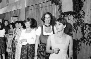 27. Tagung 1977 Chemiker; Polonaise: Reihe der Damen, angeführt von Gräfin Sonja Bernadotte, dahinter Frau Suiter