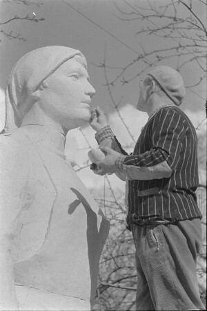 Der Bildhauer Walter Reinhold bei der Arbeit am Originalmodell der Trümmerfrau (Bronzeguß war für den Rathausplatz in Dresden bestimmt)