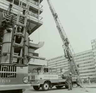 Berlin: Großübung der Feuerwehr : Berlin: Großübung der Feuerwehr. Rettung von Menschen aus einem Hochhaus und Brandbekämpfung mittels Drehleitern DL 30