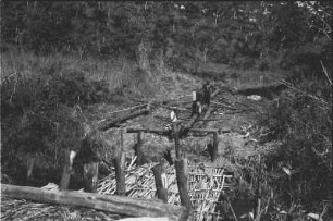 Brücke über den Lukumburu : Abbildung der im Bau befindlichen Brücke über den Lukumburu