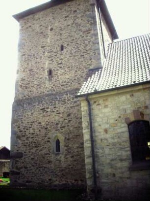 Ried-Kirchturm von Norden-Spätgotischer Neubau (auf Frühgotischem Vorgänger) als Chorturm mit Turmchor sowie Schießscharten (Schlitzscharten) in den Mittelgeschossen