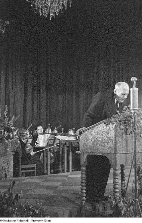 Ehrung für Max Reinhardt im Deutschen Theater Berlin und anschließende Straßenbenennung (Umbenennung der Karlstraße)