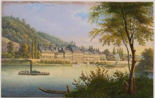 Schloss Pillnitz bei Dresden von Nordwesten über die Elbe mit Dampfschiff, Segelboot und Gondeln gesehen