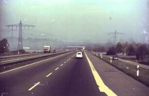 Freiburg: Autobahnzubringer Mitte im Morgennebel; vom Bus