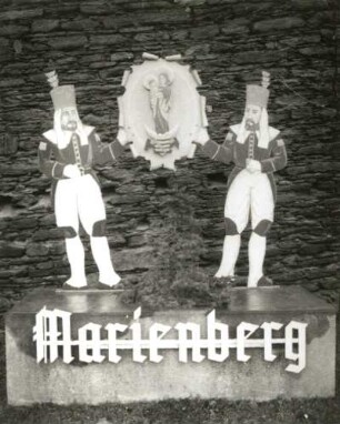 Marienberg. Ortseingang mit Namensschild, Wappen und Bergmännern, Am Zschopauer Tor