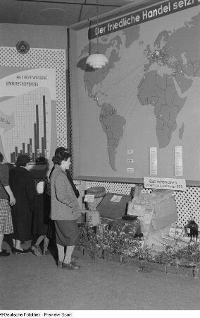 Besucher vor einer Informationstafel über die Exportentwicklung der DDR