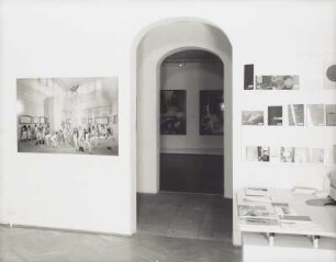 Raumaufnahme im Verkaufsraum : Raumaufnahme im Verkaufsraum der Galerie mit dem Motiv "Premiere 2002" von Thomas Brenner. Ausstellung: True Fictions - Inszenierte Fotokunst der 1990er Jahre. Kunst Haus Dresden, Galerie für Gegenwartskunst, 16.08.2002-27.10.2002