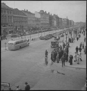 Berlin. Unter den Linden gegen den Pariser Platz