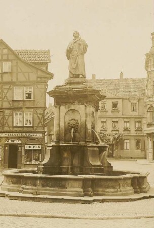 Nordhausen, Lutherdenkmal : Nordhausen. Der Lutherbrunnen mit der Bronzestatue des Reformators von Schuler (1888) an der Südwest-Ecke des Marktes