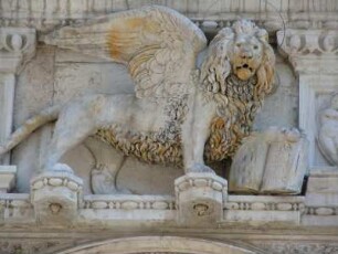 Venedig - Markuslöwe : Ein außergewöhnlich großer geflügelter Markuslöwe befindet sich über der Kerkulestreppe. Aufgenommen im Dogenpalast in Venedig am 25. Juni 2010