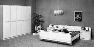 Schlafzimmer : Leipzig. Leipziger Herbstmesse, 1986. Schlafzimmer. Holz, folienbeschichtet in Bergahornoptik (1986; VEB Möbelwerk Eilenburg)
