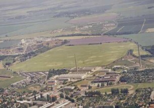 Wurzen, Luftbildaufnahme von Südwesten, Stadion und Gartensparten gegen Pophyrbruch breiter Berg und Lüptitz