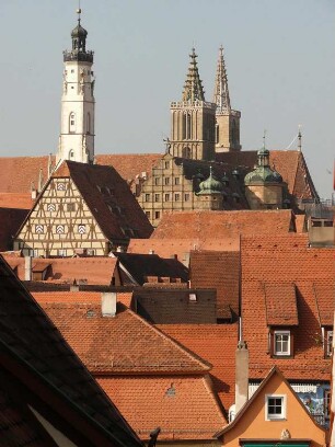 Blick über Dächer zum Rathausturm (links) und Stadtkirche St. Jakob