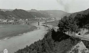 Elbtal bei Bad Schandau mit Eisenbahn- und Straßenbrücke, Rathmannsdorf und Elbe mit Schleppzug der Frachtschifffahrt in Bogenfahrt unterhalb der Brücke : Elbtal bei Bad Schandau mit Eisenbahn- und Straßenbrücke, Rathmannsdorf und Elbe mit Schleppzug der Frachtschifffahrt in Bogenfahrt unterhalb der Brücke. Blick vom linken Hang (unterhalb Gohrisch) über die Elbe nach Ostsüdost gegen Schrammsteine