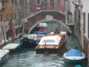 Venedig 2005 - Lastenboote : Lastenboote auf einem Kanal. Aufgenommen im Februar 2005 in Venedig