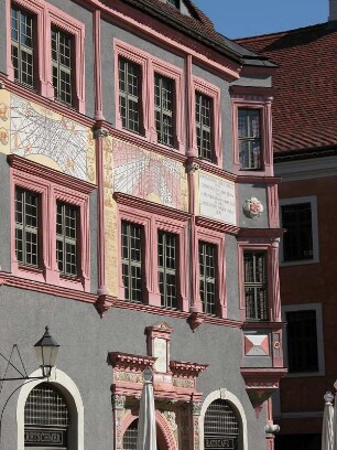 ehemalige Ratsapotheke mit historischen Sonnenuhren, am Untermarkt