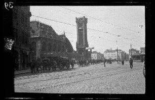 Ostende (Belgien): "Hauptbahnhof", auf dem Vorplatz eine Fuhrwerk-Kolonne