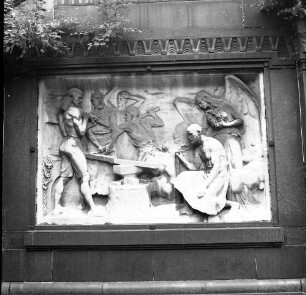 Grabmal der Familie Vogel : Grabmal der Familie Vogel. Diorit?, Zinkguss (wohl um 1910). Grabrelief mit Schmiede und Todesengel. Chemnitz-Bernsdorf, Städtischer Friedhof