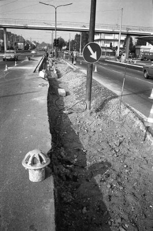 Verschmälerung der Verkehrsinsel in der Mitte der Herrenalber Straße im Zusammenhang mit dem Bau einer dritten Fahrspur an der Nordseite der Kreuzung Herrenalber Straße und Battstraße