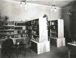 Großbreitenbach. Zentralbibliothek, Inneres mit Bücherregalen und Lesetisch