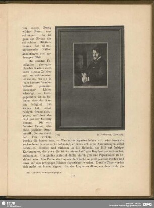 Mann sitzend mit Foto von älterem Herren im Hintergrund