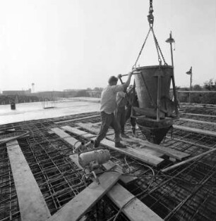 Betonierung der westlichen Brückenhälfte der Vogesenbrücke.