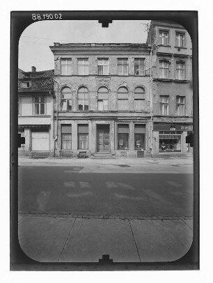 Stralsund-Altstadt, Semlowerstraße. Wohnhaus mit Läden. Straßenfront