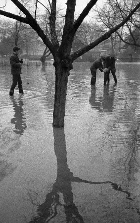 Auslaufen des Wasserreservoirs im Lauterberg infolge eines Wasserrohrbruchs.