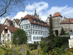 Stadtbild-Ansicht im Osten - Hohenstaufentor und Stadtmauer des Burgviertels sowie im 18-19 erbautes Fachwerkhaus (Riegelbauweise) von Südosten (über Dach Spitze des Blauen Turms)