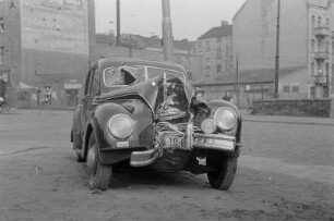 Zertrümmertes Auto nach einem Unfall