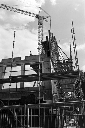 Emil-Nolde-Schule [Grundschule]: Am Schulzentrum: Mehrzweckgebäude in Bau: Rohbau mit Gerüsten, Kran, vorne Bauzaun: 8. Juli 1992