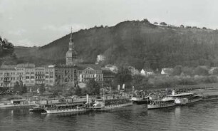 Anlegestellen mit Personen-Seitenraddampfern "John Penn" (1864; Werft (Dresden-)Blasewitz) und "Leipzig" (1929; Werft Dresden-Laubegast) : Bad Schandau. Anlegestellen mit Personen-Seitenraddampfern "John Penn" (1864; Werft (Dresden-)Blasewitz) und "Leipzig" (1929; Werft Dresden-Laubegast). Blick vom linken Ufer über die Elbe auf Hotelbauten und Stadtkirche