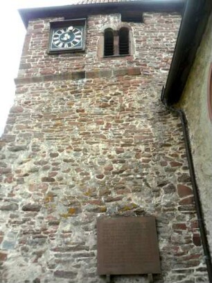 Eichel-Kirchturm von Westen mit Werksteinen im Mauersteinverband sowie überformtem Biforium im Glockengeschoß