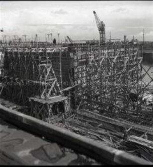 Baustelle zur Errichtung eines Großbunkers für deutsche U-Boote an der französischen Atlantikküste