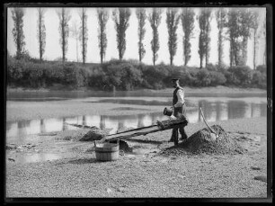 Goldwäscher am Rhein [bei Philippsburg] bei der Arbeit