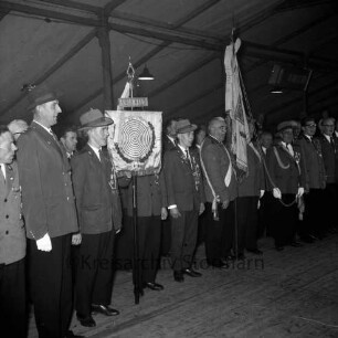 Schützenfest: Veranstalter Schützenverein Reinfeld und Umgebung von 1954 e.V.: Festplatz an der Ahrensböker Straße, im Festzelt: Königsproklamation: Schützenverein Reinfeld angetreten mit Fahne und Standarte, beim Singen eines Liedes, 3. September 1960