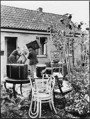 Hamburg. Wandsbek. Endlich ist es soweit. Der Wohnungsnot nach dem Krieg entronnen. Das Haus wurde mit geborgenen Trümmersteinen selbst errichtet. Aufgenommen 1949