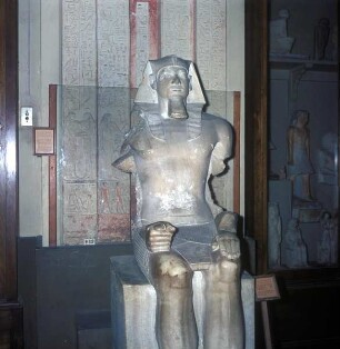 Sitzstatue eines unbekannten Würdenträgers