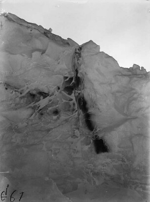Eiseinschlüsse : Ein Eisberg mit eingeschlossenen Partikeln.