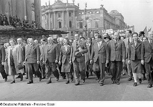 Aufnahmen von den Feierlichkeiten zum 1. Mai 1946 in Berlin : Parteivorstand der SED im Demonstrationszug; Unter den Linden (von links nach rechts: Wilhelm Pieck (3.von links), Käthe Kern, Otto Grotewohl, Hans Jendretzky und Walter Ulbricht)