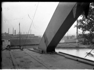 Heilbronn, Salzhafenkanalbrücke: Einschwimmen des Überbaus