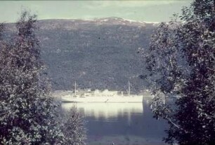 Reisefotos Norwegen. Das Passagierschiff "Milwaukee" vor der Küste