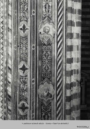 Fresken der Chorkapelle : Choreingang, Ornament und Vierpässe mit Heiligen