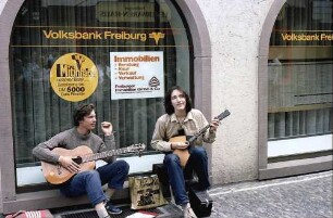 Freiburg i. Br.: Straßenmusikanten: Gitarren