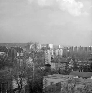 Dresden-Neustadt. Blick vom Wohnhaus Hospitalstraße 13/15 über die Hoyerswerdaer Straße nach Ostsüdost zur Johannstadt