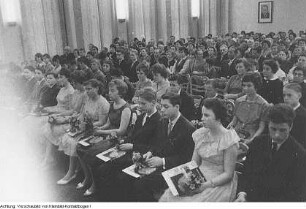 Jugendweihen, 1961 / 1963 & Dresden, Jugendstunde bei der Stadtleitung der Sozialistischen Einheitspartei Deutschlands (SED), im VEB Sachsenwerk Niedersedlitz, am Dresdner Stadtmodell, am Landgericht, mit Heinz Bausch, u.a., 1961 / 1963