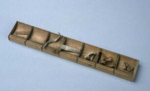 Kasten mit kleinen Reliquienstücken