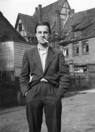 Wolfgang Borchert vor der Landesbühne