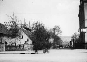 Coswiger Ansichten - Am Rathaus : Coswig. Gehöft, Hauptstraße 16? Blick von der Hauptstraße, rechts angeschnitten das Rathaus vor der Fassadenneugestaltung 1928